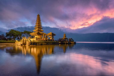 Antik Pura Ulun Danu Bratan Tapınağı yansıması ile renkli gökyüzü, gündoğumu. Bali, Endonezya