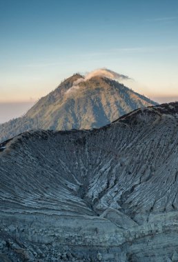 Kawah Ijen'de sabah saat dokulu krater ile dağda bulut