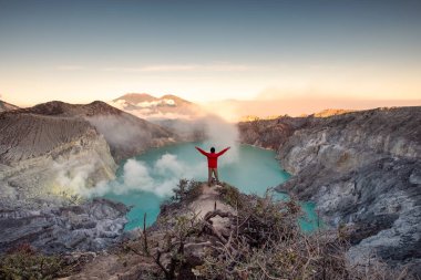 Krater sırtta gündoğumu sabah saat ayakta adam. Kawah Ijen'de volkan, Doğu Java, Endonezya