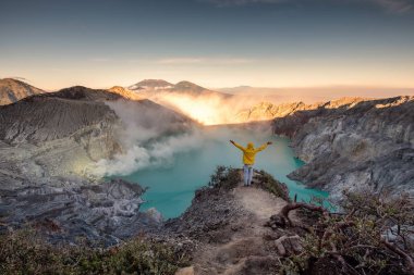 Krater sırtta gündoğumu sabah saat ayakta adam. Kawah Ijen'de volkan, Doğu Java, Endonezya