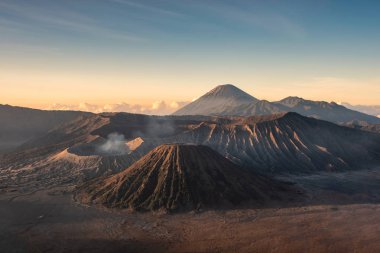 Yanardağ yanardağı aktif, Kawah Bromo, Gün doğumunda Gunung Batok. Bromo Tengger Semeru Ulusal Parkı, Doğu Java, Endonezya