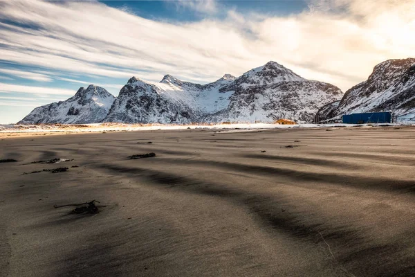 在斯卡格桑登海滩的雪山与沙沟在早晨 — 图库照片