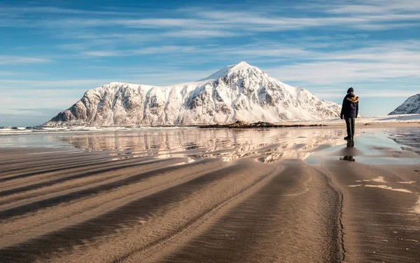 Homme Sur Des Sillons Sable Avec Montagne Neige Skagsanden Beach — Photo