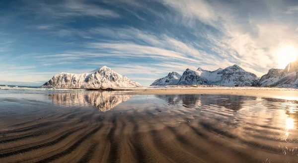 Plajda Skagsanden Lofoten Norveç Kum Gozlerime Kar Dağları Panoraması — Stok fotoğraf