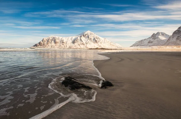Zasněžené Hory Vlnou Pláži Ráno Skagsanden Pláži Lofoty Norsko — Stock fotografie