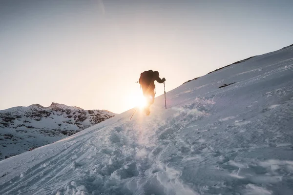 Alpinistul Urcând Muntele Înzăpezit Apusul Soarelui Strălucitor — Fotografie, imagine de stoc