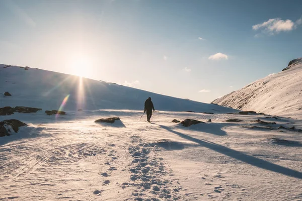 Alpinistul Merge Muntele Înzăpezit Lumina Soarelui Ryten Mount — Fotografie, imagine de stoc