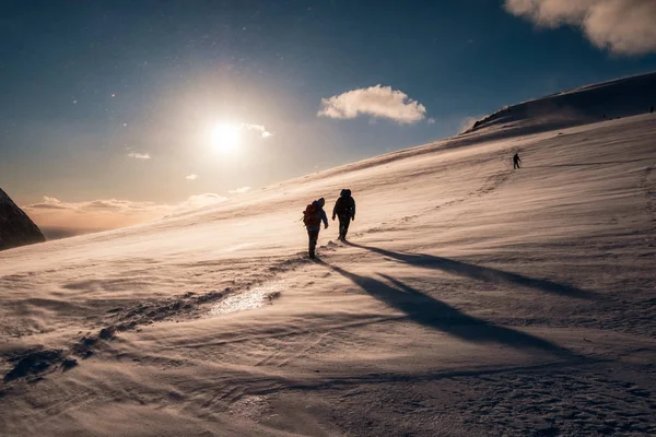 Klimmers Met Rugzak Besneeuwde Helling Berg Klimmen Bij Zonsondergang — Stockfoto