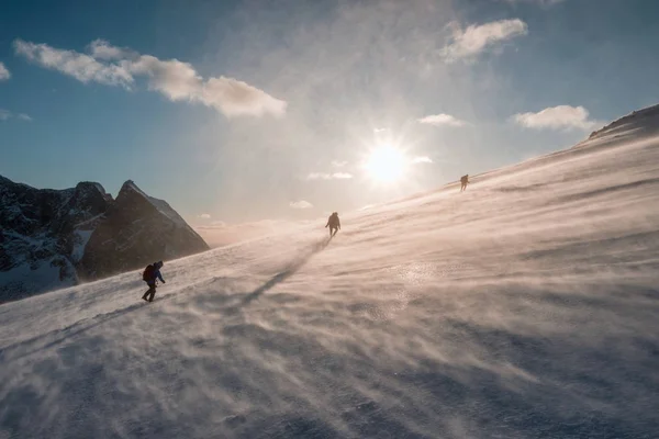 日没でブリザードの雪に覆われた丘で登山の登山家 Ryten — ストック写真