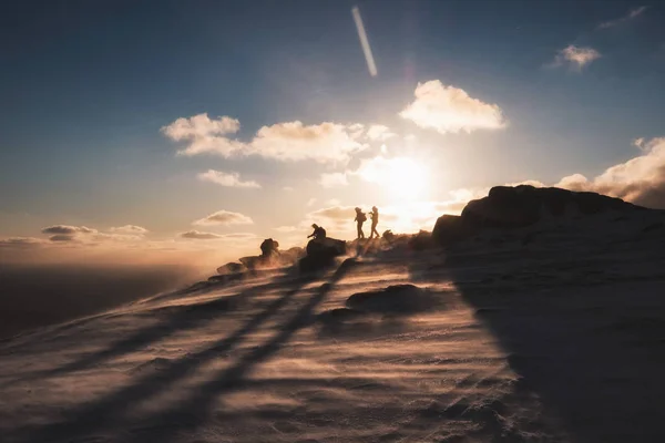 Ορειβάτες Βοηθώντας Στην Κορυφή Βουνού Στο Ηλιοβασίλεμα — Φωτογραφία Αρχείου