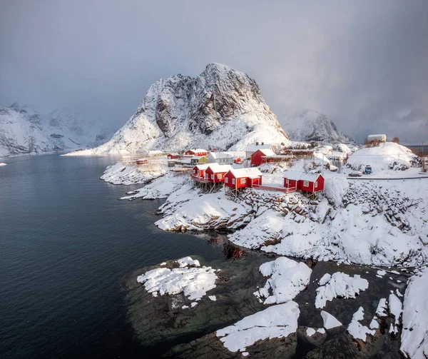 Κόκκινο Σπίτι Ψαροχώρι Χιόνι Στο Βουνό Χιονόπτωσης Μέρα Στο Hamnoy — Φωτογραφία Αρχείου