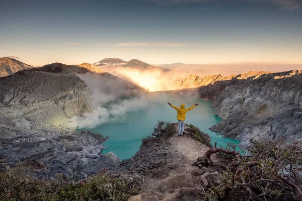 Krater sırtta gündoğumu sabah saat ayakta adam. Kawah Ijen'de volkan, Doğu Java, Endonezya