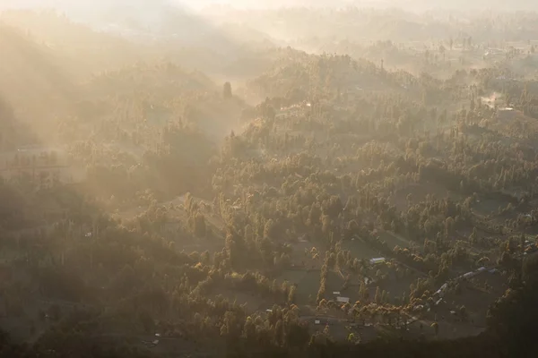 Dessus Lumière Soleil Sur Forêt Tropicale Avec Brouillard Sur Village — Photo