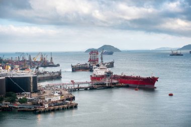 Lojistik kargo konteyner liman terminalinde gemiyle