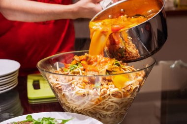 Baharatlı çorba dökme kase kuru spagetti üzerinde karışık 