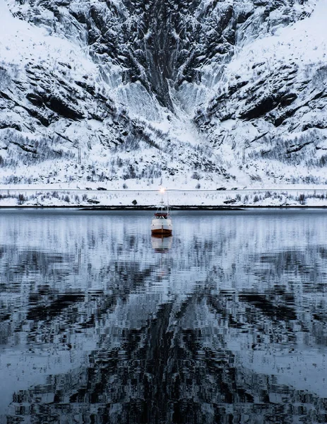 Valley Yüce Dağı Nda Kış Sezonu Üzerinde Seyir Gemi — Stok fotoğraf
