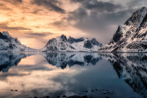 Reflexão Montanha Neve Litoral Ártico Pôr Sol Lofoten Islands Noruega — Fotografia de Stock