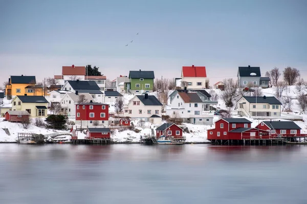 Kleurrijke Scandinavische Houten Huis Besneeuwde Kustlijn Lofoten Eilanden Noorwegen — Stockfoto