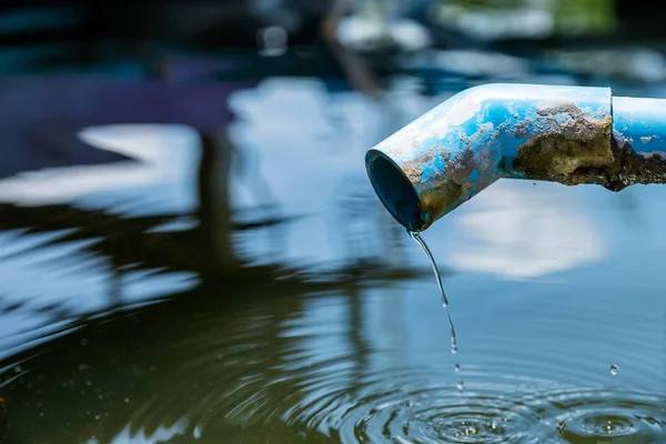 Viejo Tubo Azul Una Gota Agua Estanque Con Ondulación — Foto de Stock