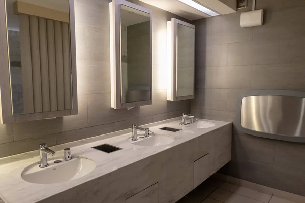 在商场的公共厕所里 有镜子光线的豪华大理石盆 — 图库照片
