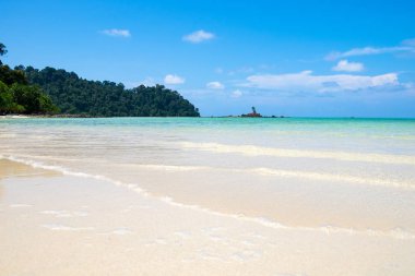 Deniz plaj renkli beyaz kum pürüzsüz lipe Adası'nda