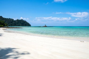 Deniz plaj renkli beyaz kum pürüzsüz lipe Adası'nda