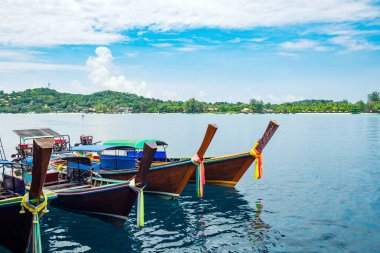 Uzun kuyruk ahşap tekne çapa lipe Adası'nda csytal denizde