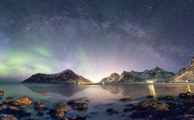 Aurora borealis Samanyolu Skagsanden Beach, Lofoten, Norveç kıyı şeridi dağda kar üzerinden ile Panoraması