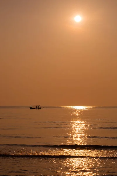 Silhouette Pêcheur Pêche Mer Dorée Belle Brillance Naturelle Matin — Photo