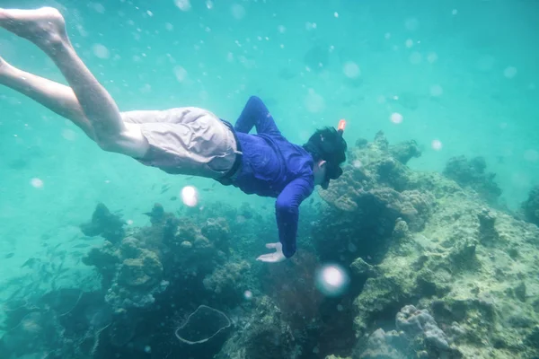 Человек Ныряющий Изумрудном Андаманском Море Коралловом Рифе — стоковое фото