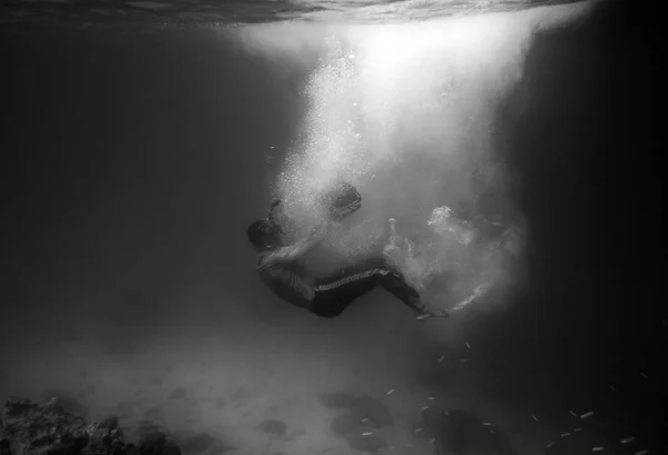 Diver Plummet Black Ocean Sunlight Bubble Black White — Stock Photo, Image