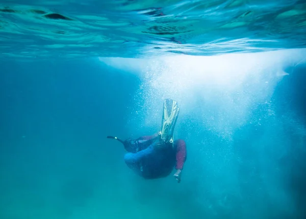 潜水员潜入蓝色的海洋 闪耀着气泡 — 图库照片