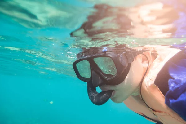 人水肺潜水照耀在安达曼海 阳光作用 — 图库照片