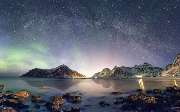 Panorama Van Aurora Borealis Met Melkweg Sneeuw Berg Kustlijn Skagsanden — Stockfoto