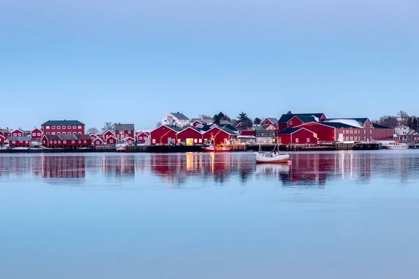 Röd Fiske Lager Med Fiske Båt Reflektion Kusten Kvällen — Stockfoto