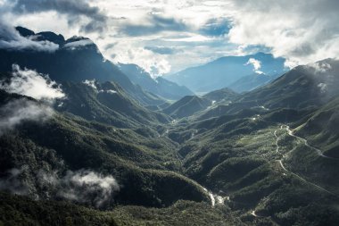 Bakış açısı sıradağlarının en yüksek sis tramvay Ton geçişte, Sapa, Vietnam üzerinde
