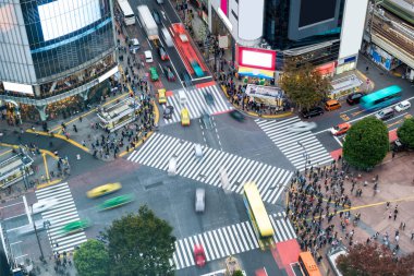 Shibuya geçiş Meydanı'nda kalabalık trafik ile genelinde yürüyüş yaya havadan görünümü
