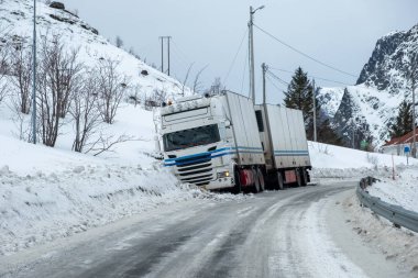 Römork kamyon kaza kaygan kırsalında kar kaldırımda 