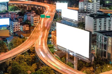 Boş büyük reklam panoları ile Bangkok City yükseltilmiş yol üzerinde trafik