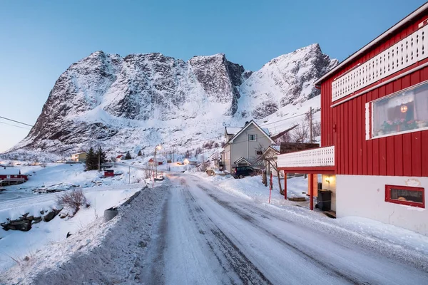 Κόκκινο Σπίτι Χιονισμένο Βουνό Στο Χωριό Σκανδιναβικού Χειμώνα — Φωτογραφία Αρχείου