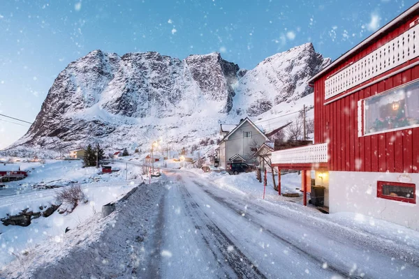 Scandinavisch Dorp Met Sneeuwen Sneeuw Berg Lofoten Eilanden — Stockfoto