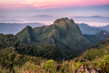 Yaban hayatı kutsal tepe dağ aralığı gün batımında. Doi Luang Chiang Dao