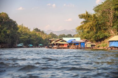 Tropikal yağmur ormanlarında, Kanchanaburi kwai Nehri üzerinde inşa tropikal ahşap Sal