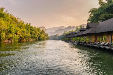 Kanchanaburi kwai Nehri, tropikal yağmur ormanları beldesinde ahşap Sal