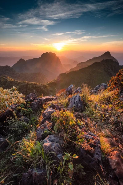 Günbatımı manzara dağ yaban hayatı kutsal, Doi Luang Chiang Dao Milli Parkı