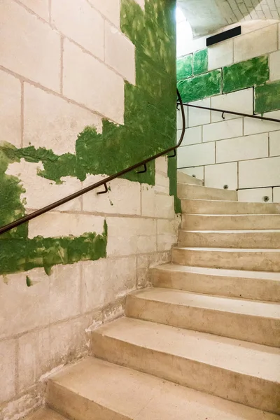 建築の曲線階段手すり石苔 — ストック写真