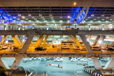 Bulanık sahne araba yapısı içinde suvarnabhumi geceleri otopark.
