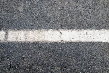 Asfalt yol doku arka plan üzerinde beyaz çizgi