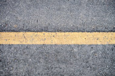 Asfalt yol doku zemin üzerine sarı çizginin