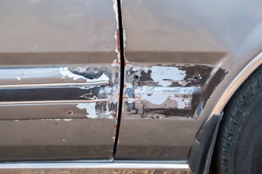 Araba yan çizik ve alıntı kazaya neden olmuştur